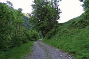 07 Salito breve tratto di sterrata imbocco il sentiero a dx non segnalato 